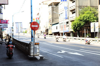  每日車水馬龍的中華路陸橋，是男主角每天上下學必經路段。佔地約500坪的彰化魚市場是彰化市區魚類批發的主要場所，每天清晨時分就是魚販和客人的廝殺戰場。 