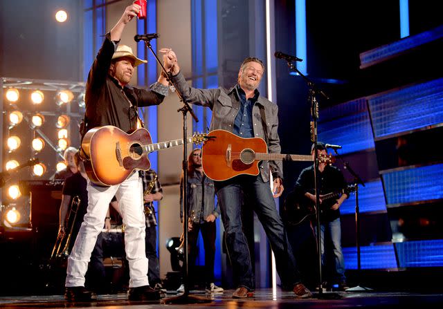 <p>Jason Kempin/ACMA2018/Getty</p> Toby Keith and Blake Shelton perform in April 2018 in Las Vegas