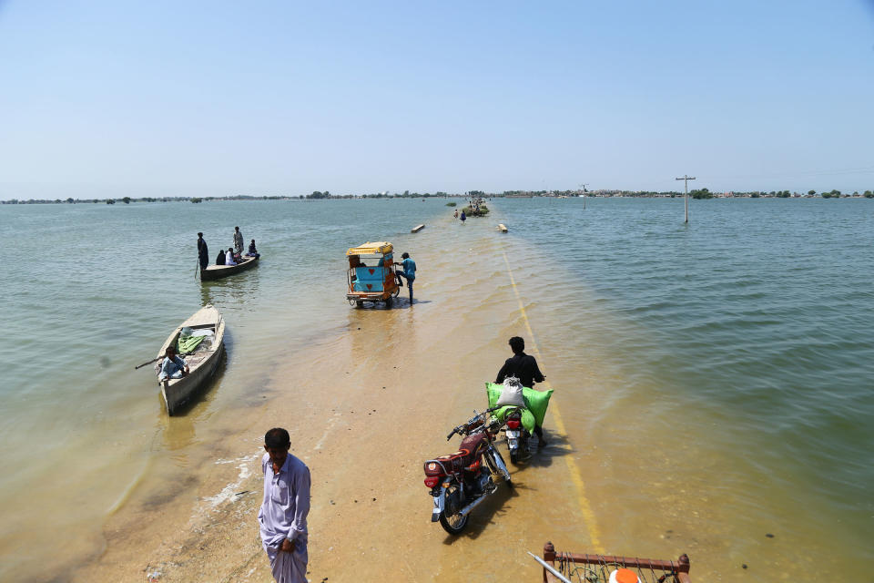 Flood victims relocate in Pakistan’s Sehwan Sindh province in September 2022.<span class="copyright">Jan Ali Laghari—Anadolu Agency/Getty</span>