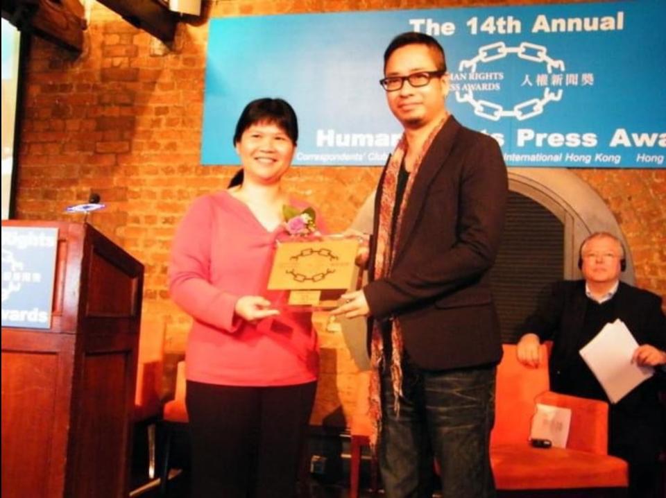 2010年，《自己人》憑關於LGBTQ青少年遭霸凌的訪問，獲頒香港記者協會「第十四屆人權新聞獎電台組別金獎」。（受訪者提供圖片）
