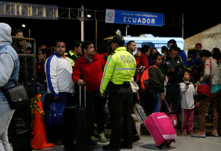 Venezuelan migrants stand in line to register their entry into Ecuador, at the Rumichaca International Bridge in Ecuador August 17, 2018. REUTERS/Luisa Gonzalez