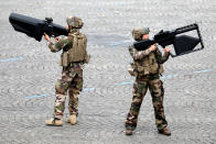 Soldados del ejército francés sostienen armas antidrones durante el tradicional desfile militar del Día de la Bastilla en la Avenida de los Campos Elíseos de París el 14 de julio. (Foto: Charles Plaiau / Reuters).