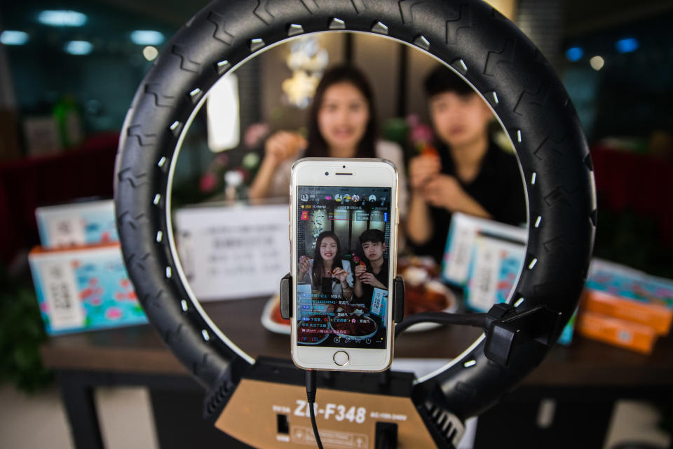 SIHONG, CHINA - JULY 18, 2020 - The anchor sells crayfish through tiktok live, Sihong County, Jiangsu Province, China, in July 18, 2020.- PHOTOGRAPH BY Costfoto / Barcroft Studios / Future Publishing (Photo credit should read Costfoto/Barcroft Media via Getty Images)