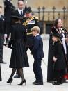 <p>Siguiendo el protocolo al detalle y enfundados en atuendos negros, los príncipes George y Charlotte han acompañado a su familia en la entrada del féretro en abadía de Westminster recordando a su padre y a tu tío, William y Harry, en el funeral de su abuela, Lady Di.<br></p>
