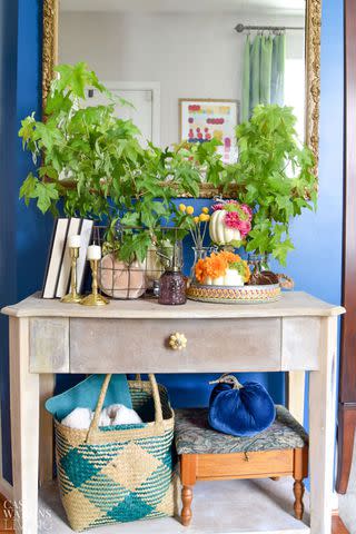 <p><a href="https://casawatkinsliving.com/global-style-fall-entryway-decorating/" data-component="link" data-source="inlineLink" data-type="externalLink" data-ordinal="1">Casa Watkins Living</a></p>