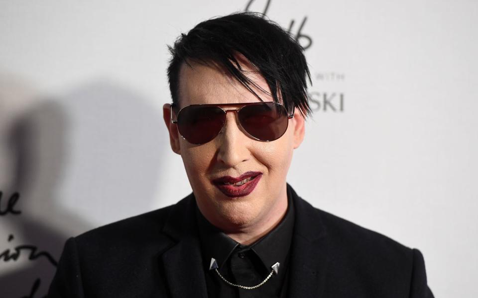 Das Wörtchen "Tainted" in "Tainted Love" scheint in Marilyn Manson etwas ausgelöst zu haben - "verdorben" ist wohl die naheliegendste Übersetzung. 2001 coverte er gewohnt "verdorben" den Hit, der vor allem in seiner Synthpop-Version aus dem Jahr 1981 bekannt wurde, interpretiert von ... (Bild: Stuart C. Wilson / Getty Images)