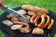 Fleisch und Würstchen stehen für viele Barbecue-Fans auf Platz eins des beliebtesten Grillguts. Doch nicht alle Fleischsorten sollten auf dem Rost landen. Manche Lebensmittel setzen bei zu hohen Temperaturen sogar krebserregende Stoffe frei ... (Bild: iStock / ash_med)