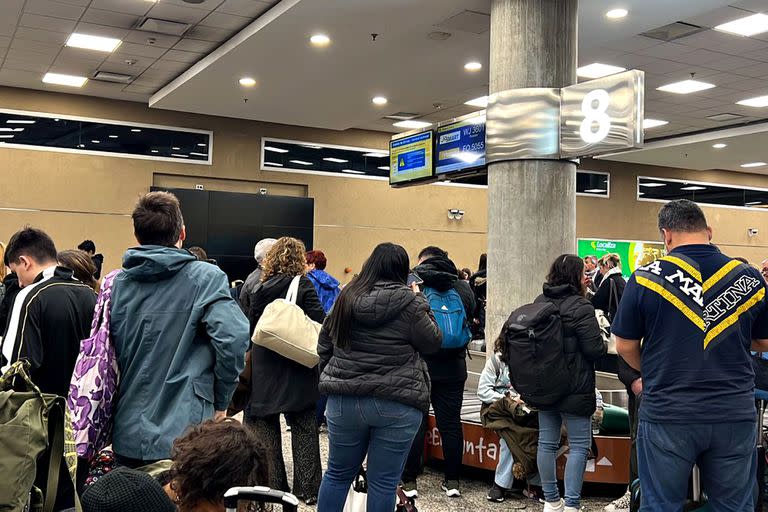 Los pasajeros esperan sus valijas en medio del conflicto gremial en Aeroparque