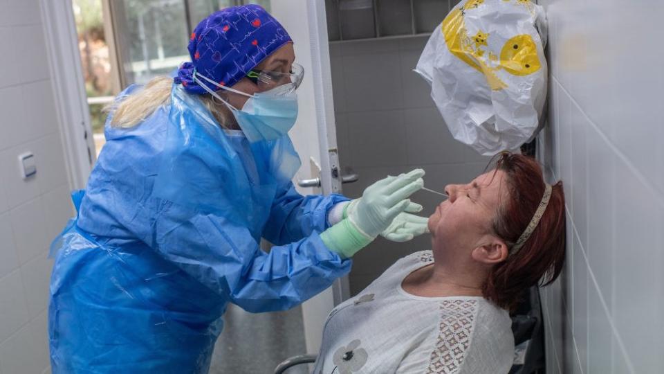 Realización de prueba PCR a un paciente en Barcelona.