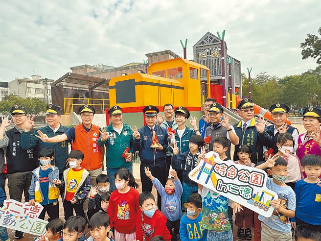 台南市長黃偉哲（後排左五）3日化身列車長，開箱啟用仁德運動公園特色遊戲場，陪現場小朋友同樂。（曹婷婷攝）