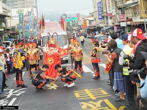 蘭陽媽祖文化節，出巡遶境活動，讓宜蘭市顯得熱鬧非凡。（記者董秀雲攝）。