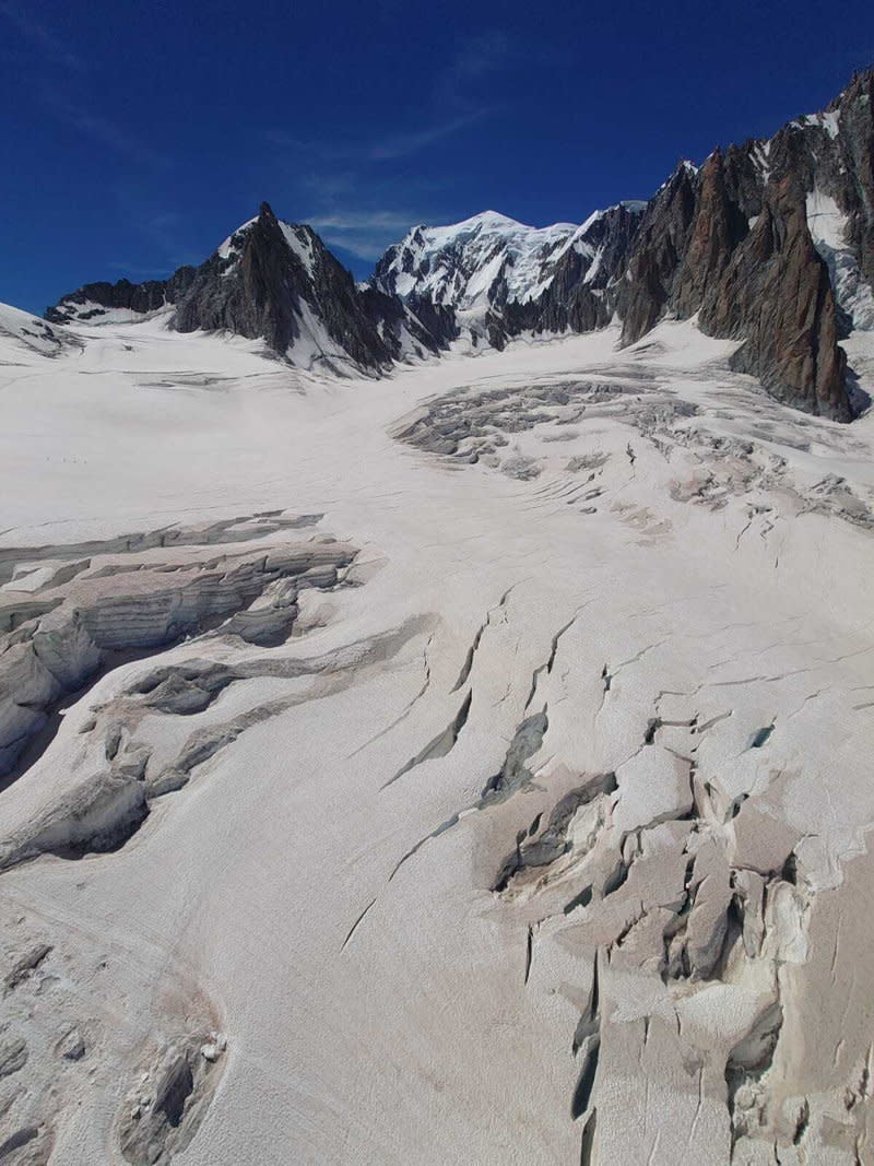 2022年7月初，阿爾卑斯山白朗峰（Mont Blanc Massif）部份冰隙變得非常開闊。