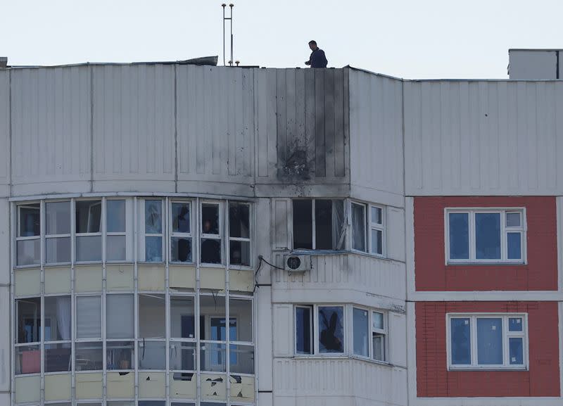 Vista de un edificio de apartamentos dañado tras un ataque con drones en Moscú, Rusia