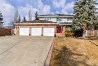 <p><span>242 Wolf Ridge Close Northwest, Edmonton, Alta.</span><br>Location: Edmonton, Alberta<br>List Price: $998,000<br>(Photo courtesy Zoocasa) </p>