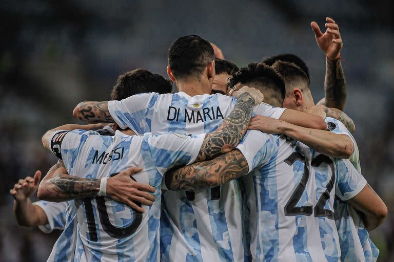 De espaldas a la realidad: Di María, en el centro (y con Leo Messi a su lado), celebra el 1-0, que fue definitivo (Foto: Jayson Braga / Brazil Photo Press /Agencia O Globo) Esportes