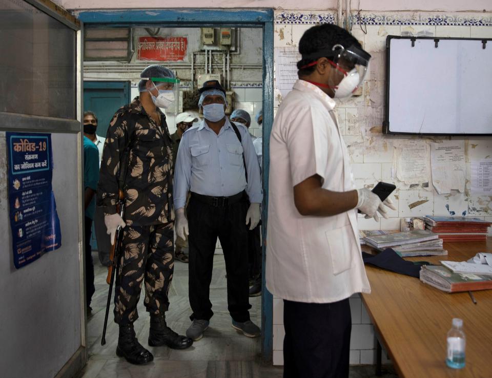 La vida del último médico que resiste al contagio en medio de un hospital abarrotado de la India