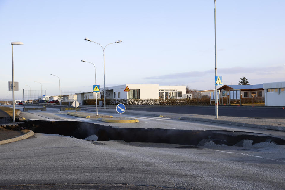 Una calle se hunde en Grindavik, Islandia. (AP Photo/Brynjar Gunnarsson)