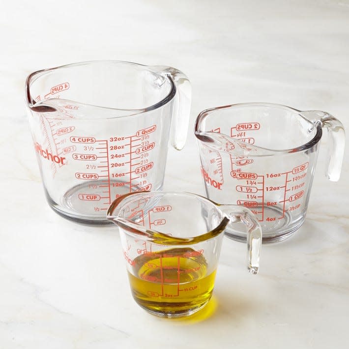 16) Glass Measuring Cups