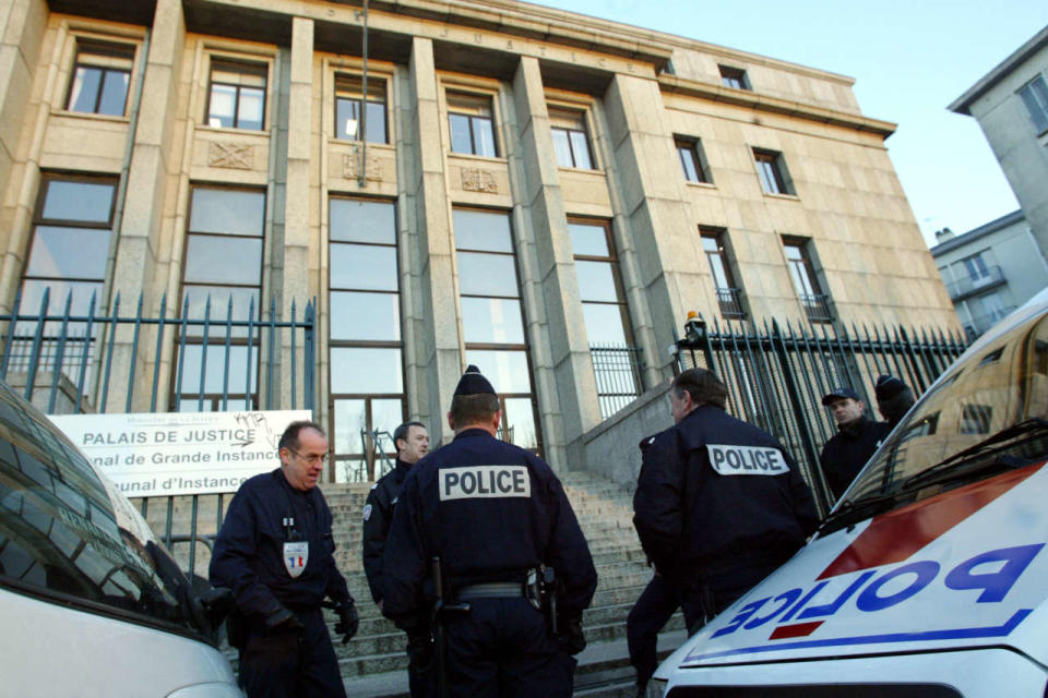 Des policiers surveillent l'entrée du tribunal correctionnel de Brest où comparaissent cinq jeunes soupçonnés d'avoir participé aux violences urbaines de novembre 2005, le 18 décembre 2007.  AFP PHOTO FRED TANNEAU (Photo by FRED TANNEAU / AFP)