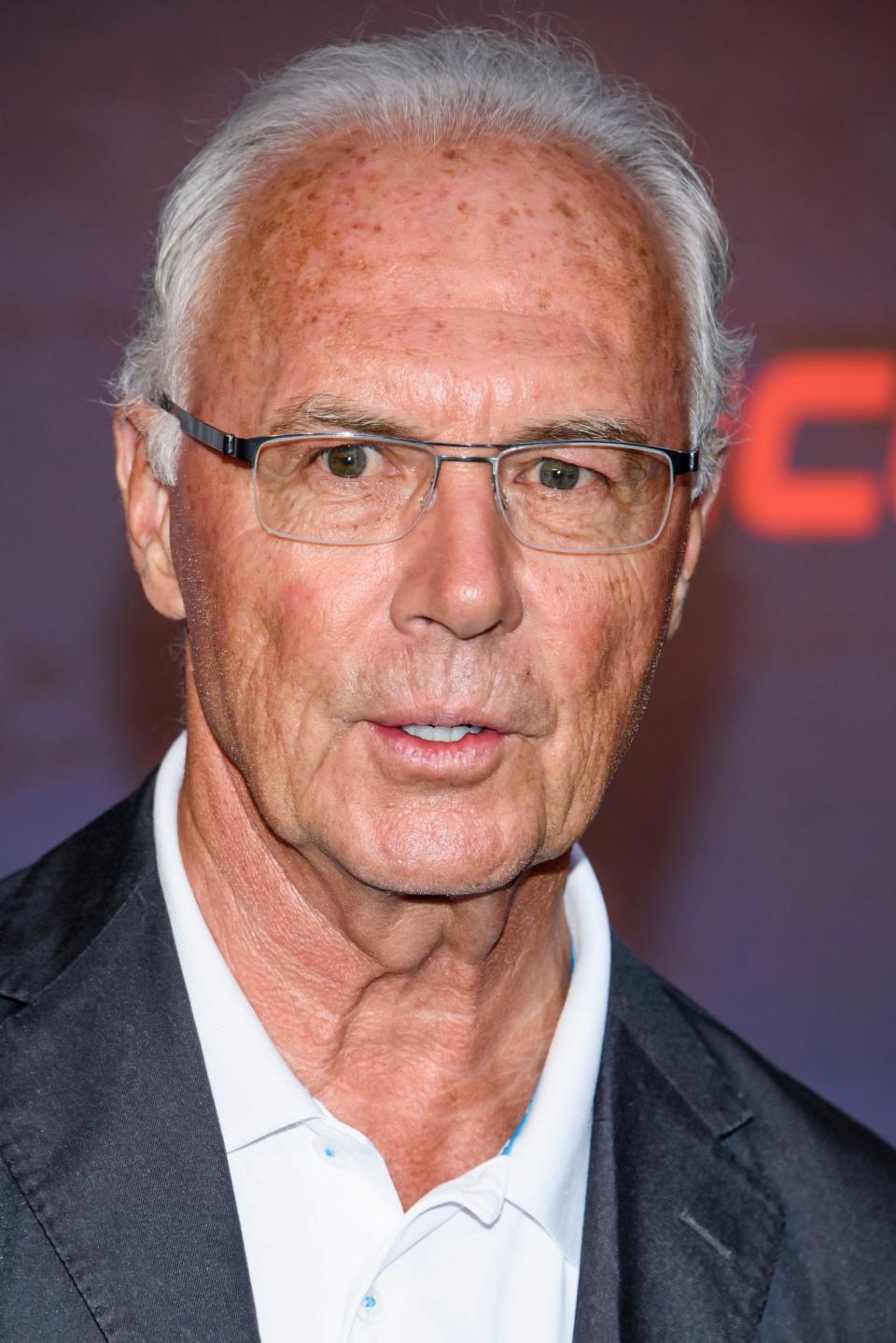 Kapitän der Mannschaft war Franz Beckenbauer (75), der wie viele seiner Kollegen 1974 am Höhepunkt seiner einzigartigen Karriere angelangt war. Bis 1977 spielte er bei den Bayern, ehe er nicht ganz in Frieden nach New York wechselte. 1983 beendete er seine aktive Karriere. Als Teamchef der Nationalmannschaft gewann er 1990 erneut den WM-Titel. (Bild: 2015 Getty Images/Clemens Bilan)