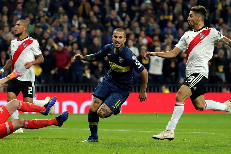 MADRID, 09/12/2018.- El delantero de Boca Juniors, Dario Benedetto (2d), celebra tras marcar durante el partido de vuelta de la final de la Copa Libertadores que River Plate y Boca Juniors juegan esta noche en el estadio Santiago Bernabeu de Madrid.