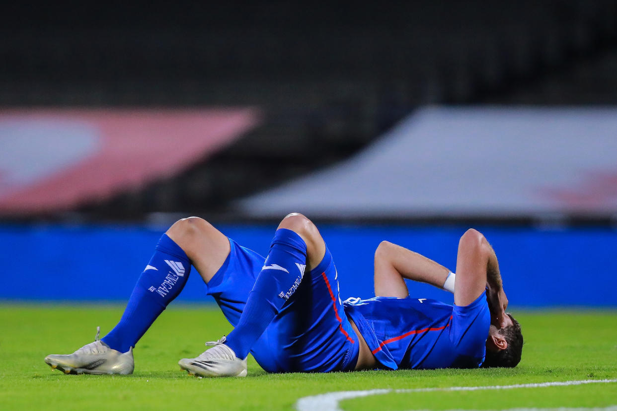 MEXICO CITY, MEXICO - DECEMBER 06: Santiago Giménez #29 of Cruz Azul reacts after the loss to Pumas during the semifinal second leg match between Pumas UNAM and Cruz Azul as part of the Torneo Guard1anes 2020 Liga MX at Olimpico Universitario Stadium on December 06, 2020 in Mexico City, Mexico. (Photo by Manuel Velasquez/Getty Images)