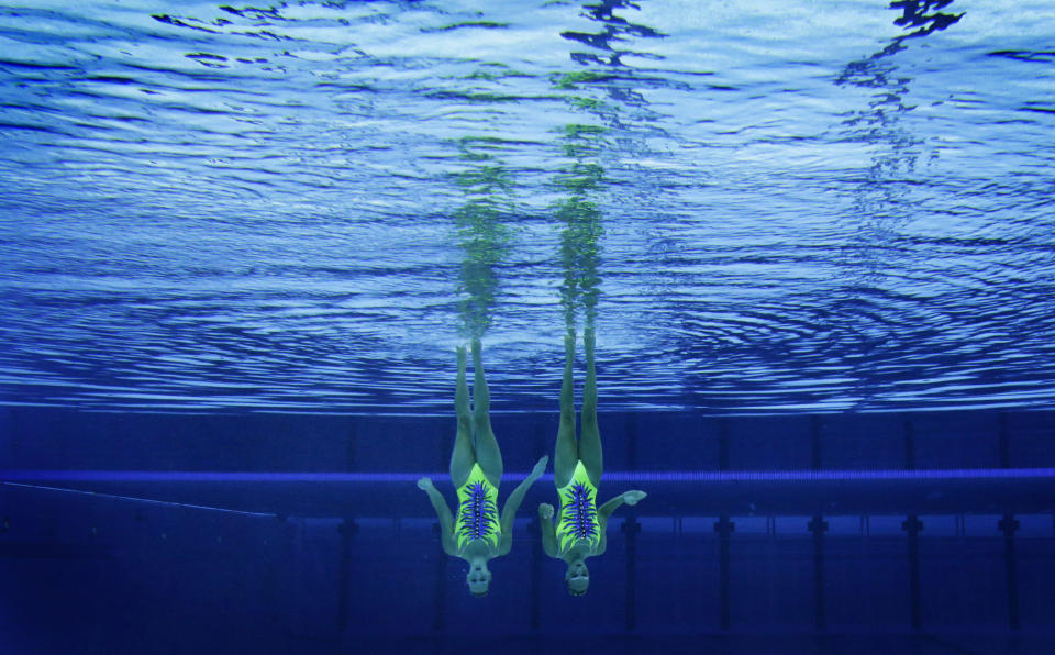 Italy's Giulia Lapi and Mariangela Perrupato are seen underwater as they perform in the synchronised swimming duets technical routine qualification round during the London 2012 Olympic Games at the Aquatics Centre August 5, 2012. REUTERS/Tim Wimborne (BRITAIN - Tags: SPORT OLYMPICS SWIMMING TPX IMAGES OF THE DAY)