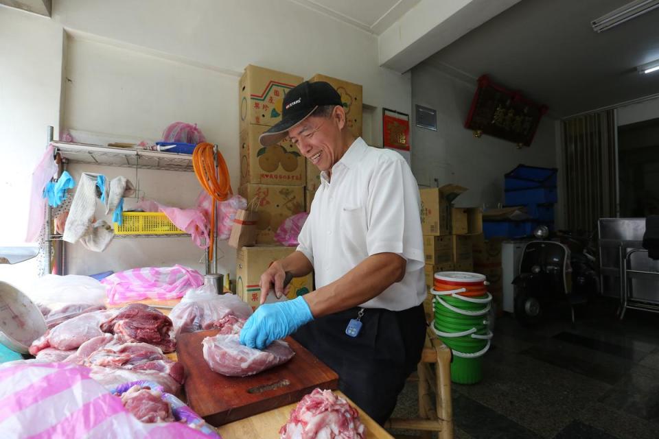 對食材講究，葉瑞榮製作餛飩餡，會買整塊後腿肉，親自分切、絞肉。