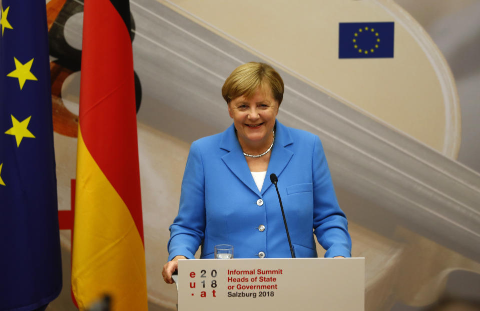 Bundeskanzlerin Angela Merkel bei der Gipfel-Pressekonferenz in Salzburg: „Was ist denn technisch hier los?“ (Bild: AP Photo)