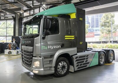 Hyzon’s Prime Mover in the foreground with John Edgley, Managing Director, Hyzon Australia standing by the newly introduced single stack 200kW fuel cell system, which powers the vehicle.