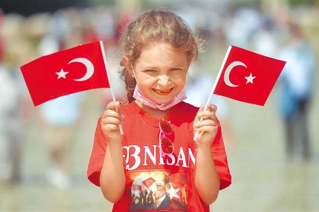 土耳其的外文名稱從「Turkey」改為「Turkiye」，圖為土耳其一名女孩手持國旗參加「勝利日」慶祝活動。（新華社）