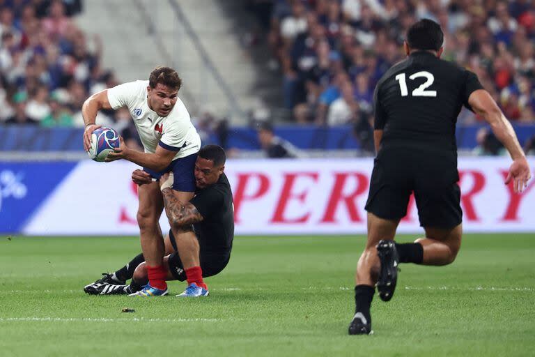 Antoine Dupont en acción frente a los All Blacks: el rugby 7 es un deporte diferente al de XV