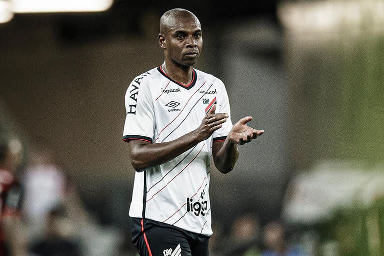 Fernandinho jugando ante Flamengo; ahora será rival de Estudiantes en la Copa Libertadores