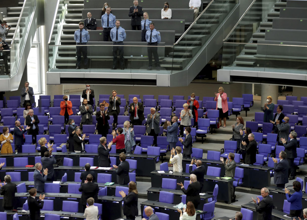 Abgeordnete des Bundestags applaudieren jenen Polizisten auf der Tribüne, welche den Reichstag bei der Corona-Demo abgesichert hatten - nur die AfD-Politiker bleiben sitzen. (Bild: AP)