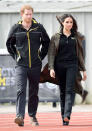 <p>Für die Testspiele des britischen Teams bei den Invictus Games trug Meghan Markle erneut ihre geliebte Jeans von Mother Denim. Sie komplettierte den Look mit einem offiziellen Poloshirt und einem frühlingshaften Trenchcoat von Babaton for Aritizia.<em> [</em><em>Bild</em><em>: Getty]</em> </p>