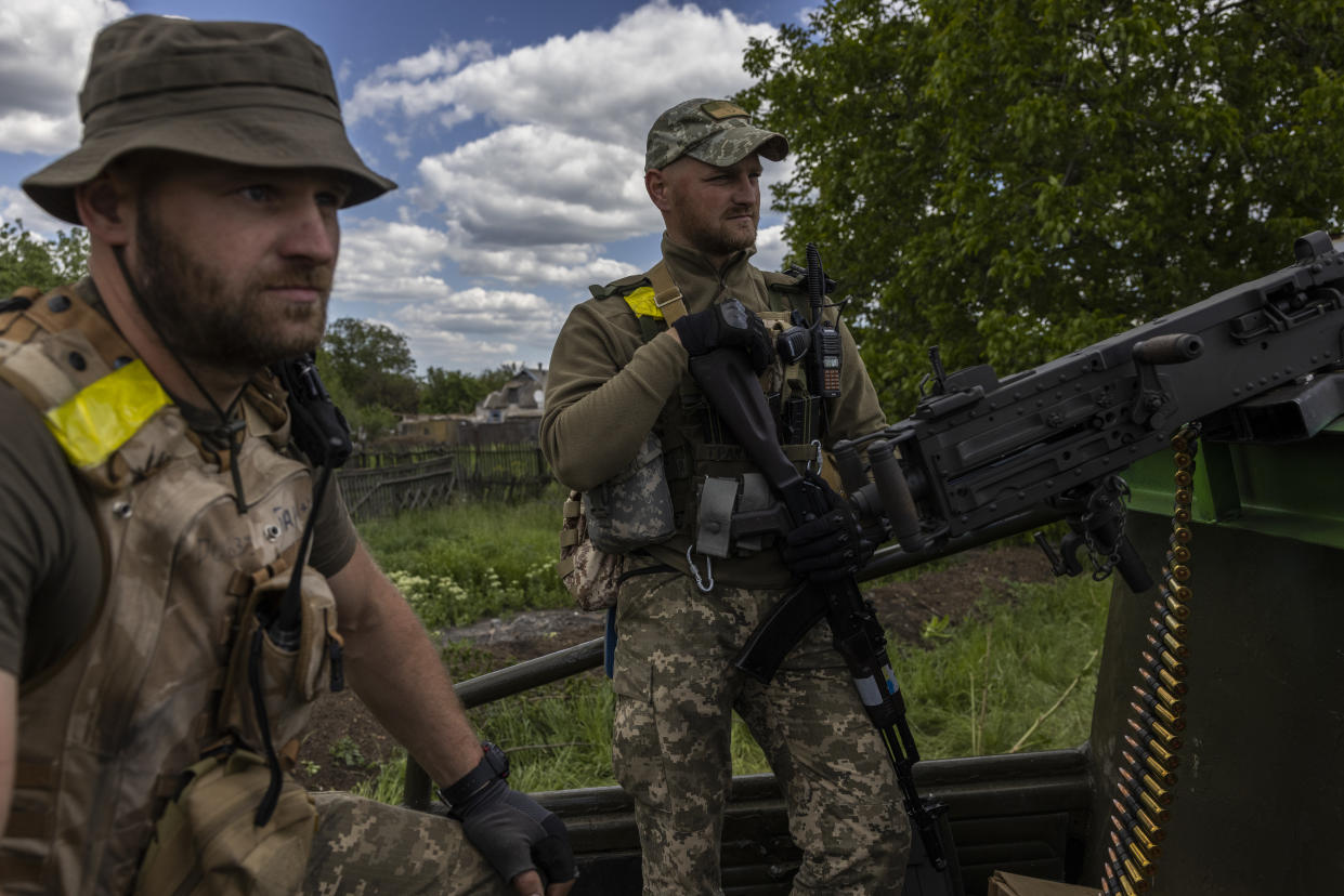 Soldados ucranianos se encargan de un puesto de control con una metralleta calibre .50 donada por Estados Unidos, en la región oriental de Donetsk, el 25 de mayo de 2022. (Ivor Prickett/The New York Times)
