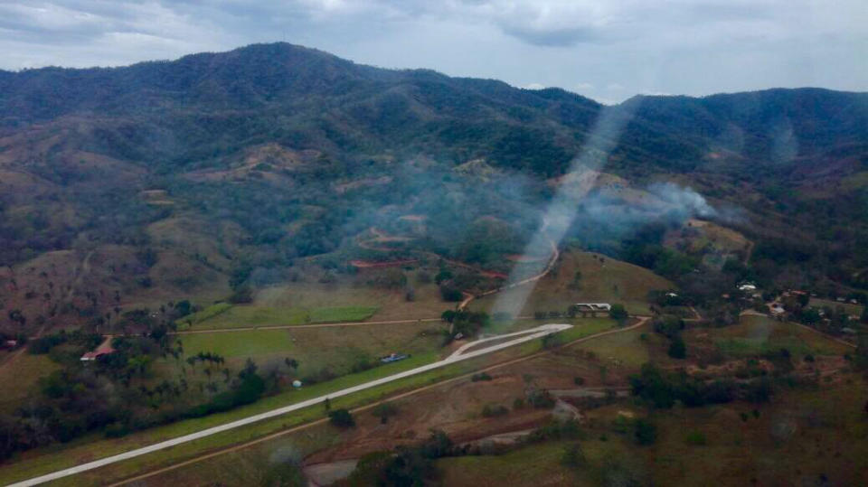 <p>This photo released by Costa Rica’s Public Safety Ministry shows smoke rising from the site of a plane crash near an air strip in Punta Islita, Guanacaste, Costa Rica, Sunday, Dec. 31, 2017. (Photo: Costa Rica’s Public Safety Ministry via AP) </p>