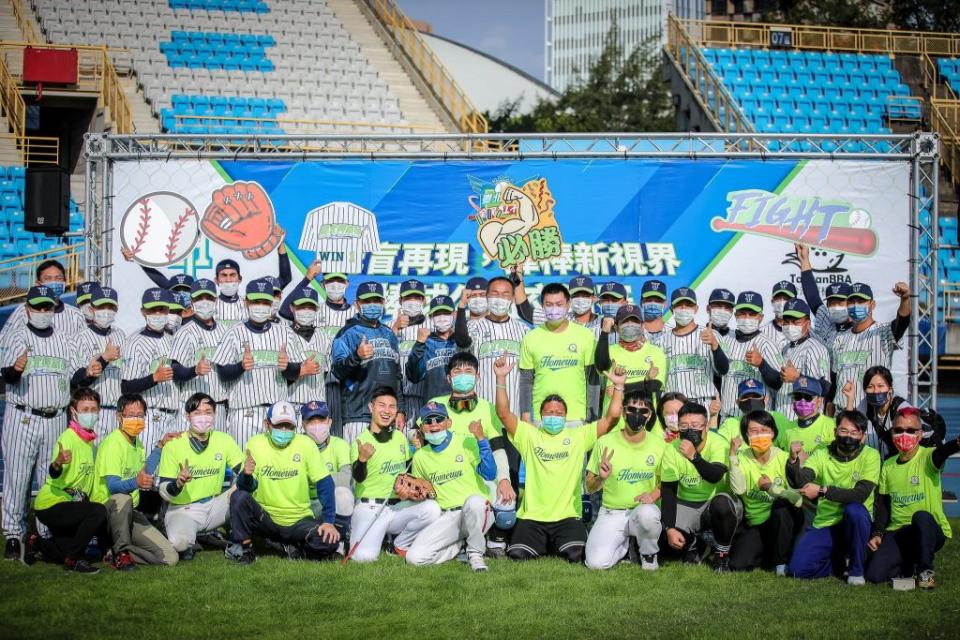 北市體育局、台北興富發棒球隊與社團法人台灣非視覺運動文化發展協會共同舉辦「光盲再現，揮棒新視界」棒球公益交流賽。（北市體育局提供）