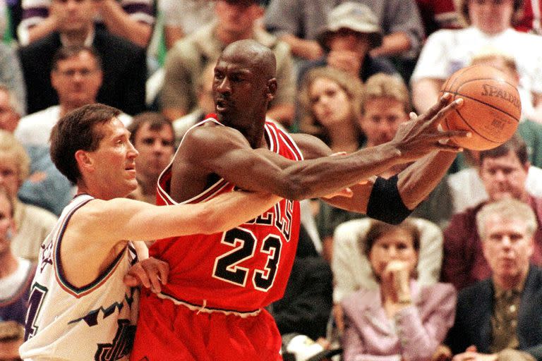 Michael Jordan de los Chicago Bulls está custodiado por Jeff Hornacek del Utah Jazz 03 de junio en el juego uno de las Finales de la NBA en el Delta Center en Salt Lake City, UT.