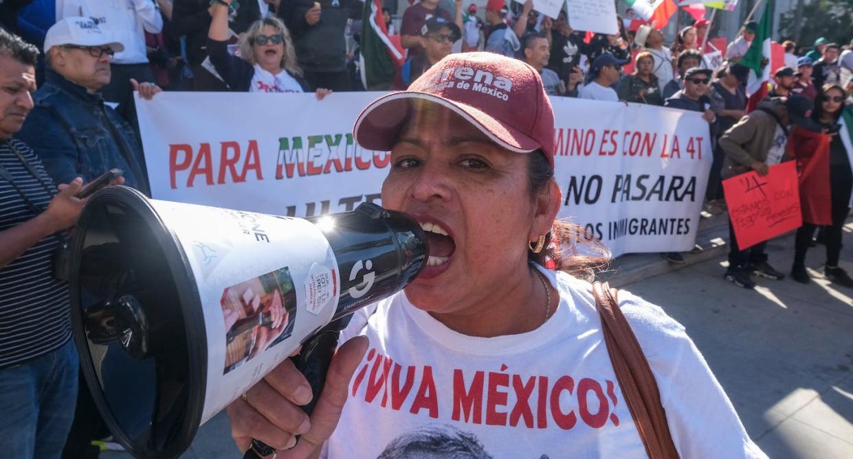 Manifestación para apoyar la reforma política en México, el domingo 27 de noviembre de 2022 en Los Ángeles, California. <a href="https://www.shutterstock.com/es/image-photo/members-full-rights-immigrants-coalition-take-2231405205" rel="nofollow noopener" target="_blank" data-ylk="slk:Shutterstock / Ringo Chiu;elm:context_link;itc:0;sec:content-canvas" class="link ">Shutterstock / Ringo Chiu</a>