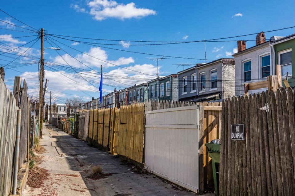 A narrow old road between rows of homes in the historic Northern Baltimore neighborhood of Hampden. Andrew Kazmierski – stock.adobe.com