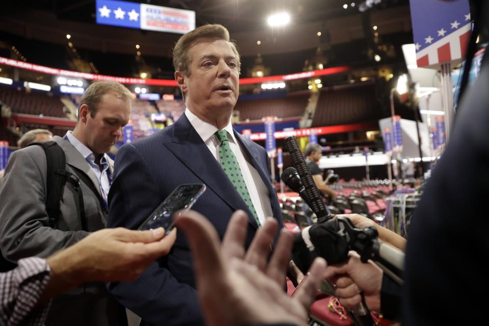 Trump Campaign Chairman Paul Manafort is surrounded by reporters on the floor of the Republican National Convention at Quicken Loans Arena, Sunday, July 17, 2016, in Cleveland. (Photo: Matt Rourke/AP)