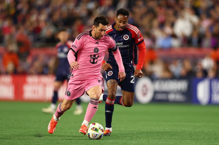 Lionel Messi maniobra ante Mark-Anthony Kaye durante el partido entre Inter Miami y New England Revolution, por la MLS