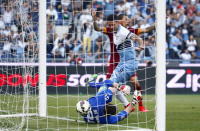 Lazio's Filip Dordevic scores past AS Roma goalkeeper Morgan De Sanctis during their Serie A soccer match at the Olympic stadium in Rome, Italy, May 25, 2015. REUTERS/Tony Gentile