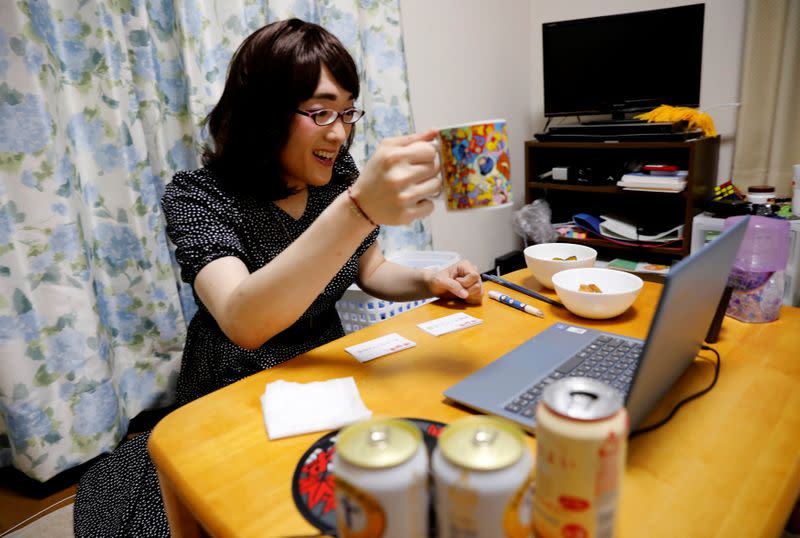 Anzu uses online drinking party service "Tacnom" at his house in Yokohama