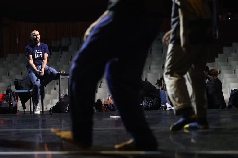 Merzouki ensaya con el Ballet Contemporáneo una obra que conjuga la danza contemporánea con elementos del circo, hip hop y ballet clásico