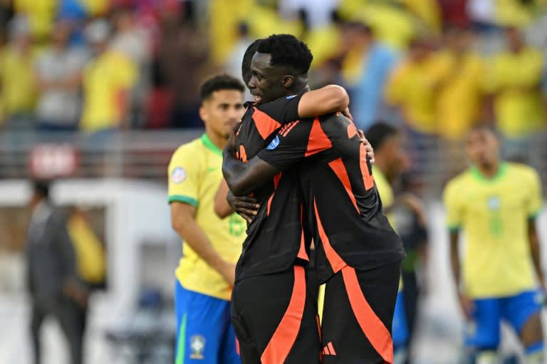 El mediocampista colombiano #10 James Rodríguez (L) y el defensor colombiano #23 Davinson Sánchez se saludan al final del partido de fútbol del grupo D del torneo Conmebol Copa América 2024 entre Brasil y Colombia en el Levi's Stadium en Santa Clara, California, el 2 de julio de 2024. . (Patrick T. Fallon)