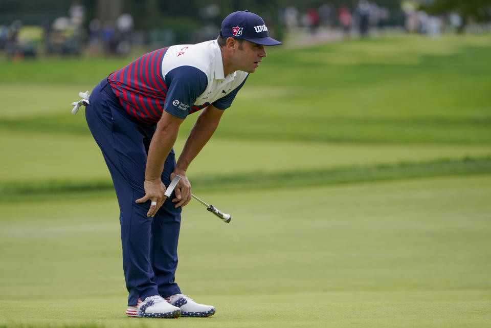 Gary Woodland, of the United States, lines up a putt on the first green during the first round of the US Open Golf Championship, Thursday, Sept. 17, 2020, in Mamaroneck, N.Y. (AP Photo/John Minchillo)