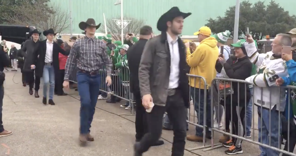 Both the Dallas Stars and Nashville Predators made a grand entrance prior to their 2020 Winter Classic matchup. (Twitter/@Cotsonika)