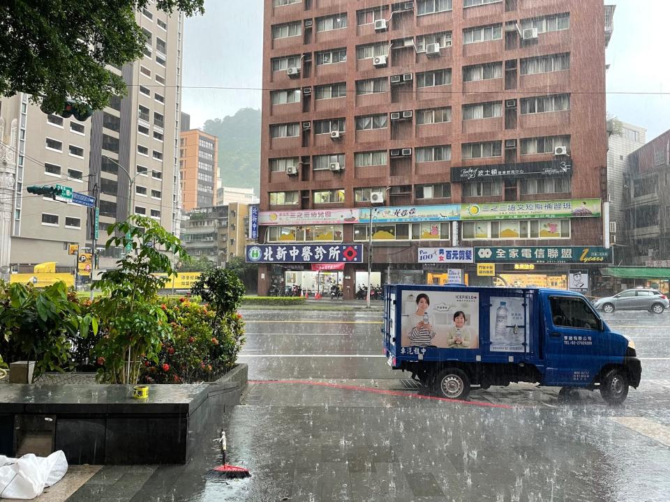 氣象局對新北及宜蘭發布大雨特報，目前新店、烏來已出現降雨(圖為新店)。   圖：葉宜哲/攝